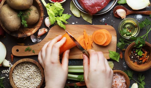 Por qué utilizar tablas de plástico para cortar alimentos no es una buena idea