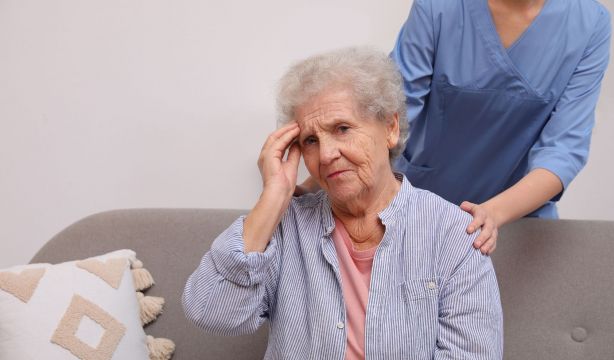 Lanzan un proyecto piloto para prevenir el deterioro cognitivo en mayores andaluces (Bigstock)