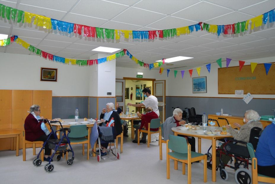 El Gobierno garantizará menús saludables en las residencias: "Comer bien es un derecho, no un lujo"