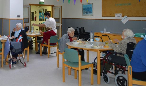 El Gobierno garantizará menús saludables en las residencias: "Comer bien es un derecho, no un lujo"