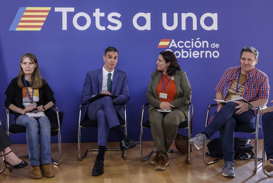 Pedro Sánchez con familiares de la DANA