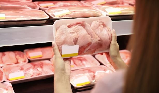Un carnicero revela el truco para ahorrar más del 50% al comprar pollo