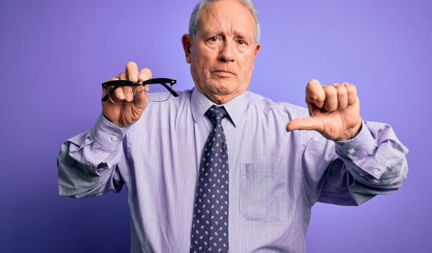 Los mayores, indignados: el Gobierno no les incluye en las ayudas de 100 euros para gafas