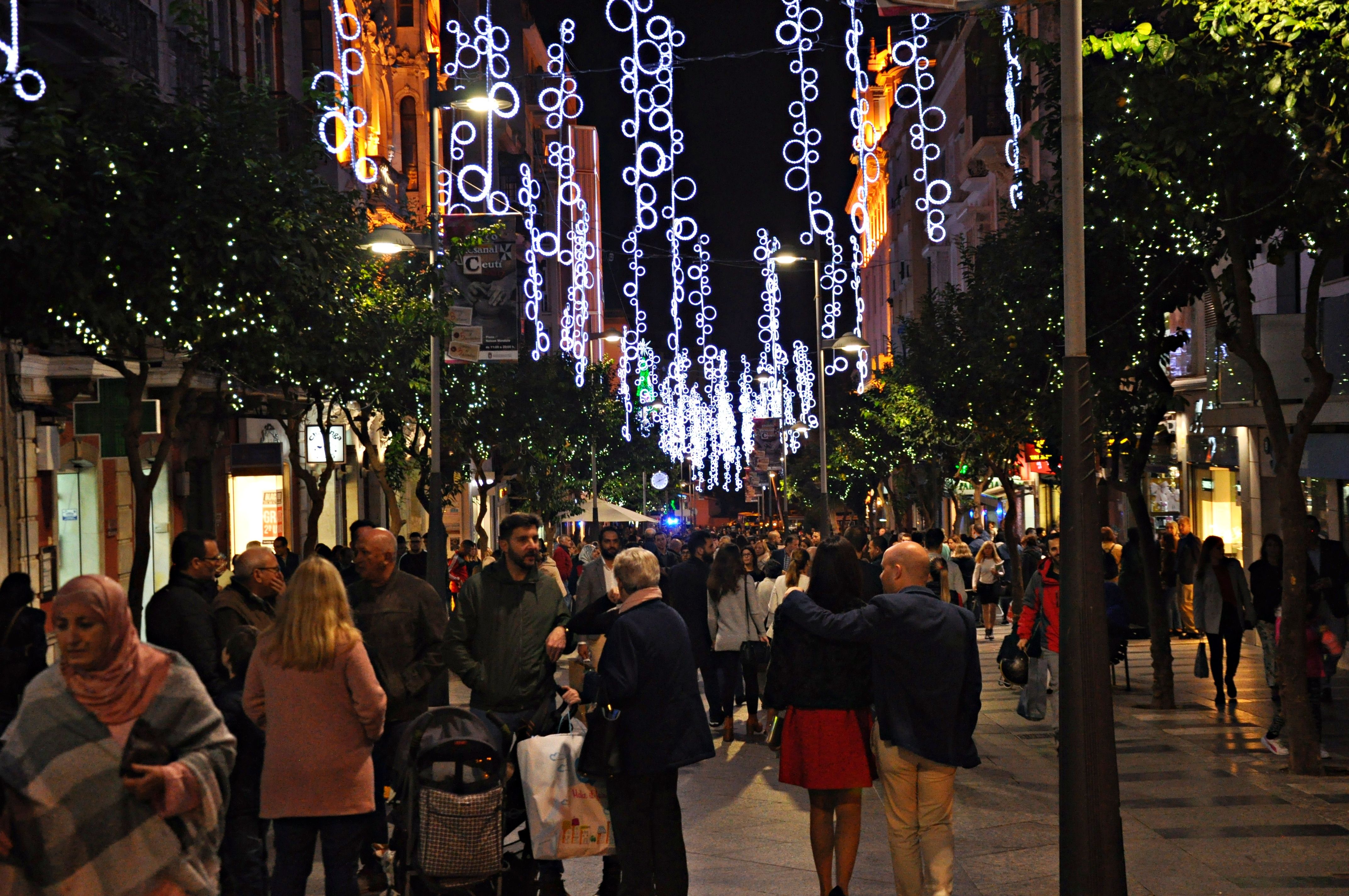 calle comercial en navidad