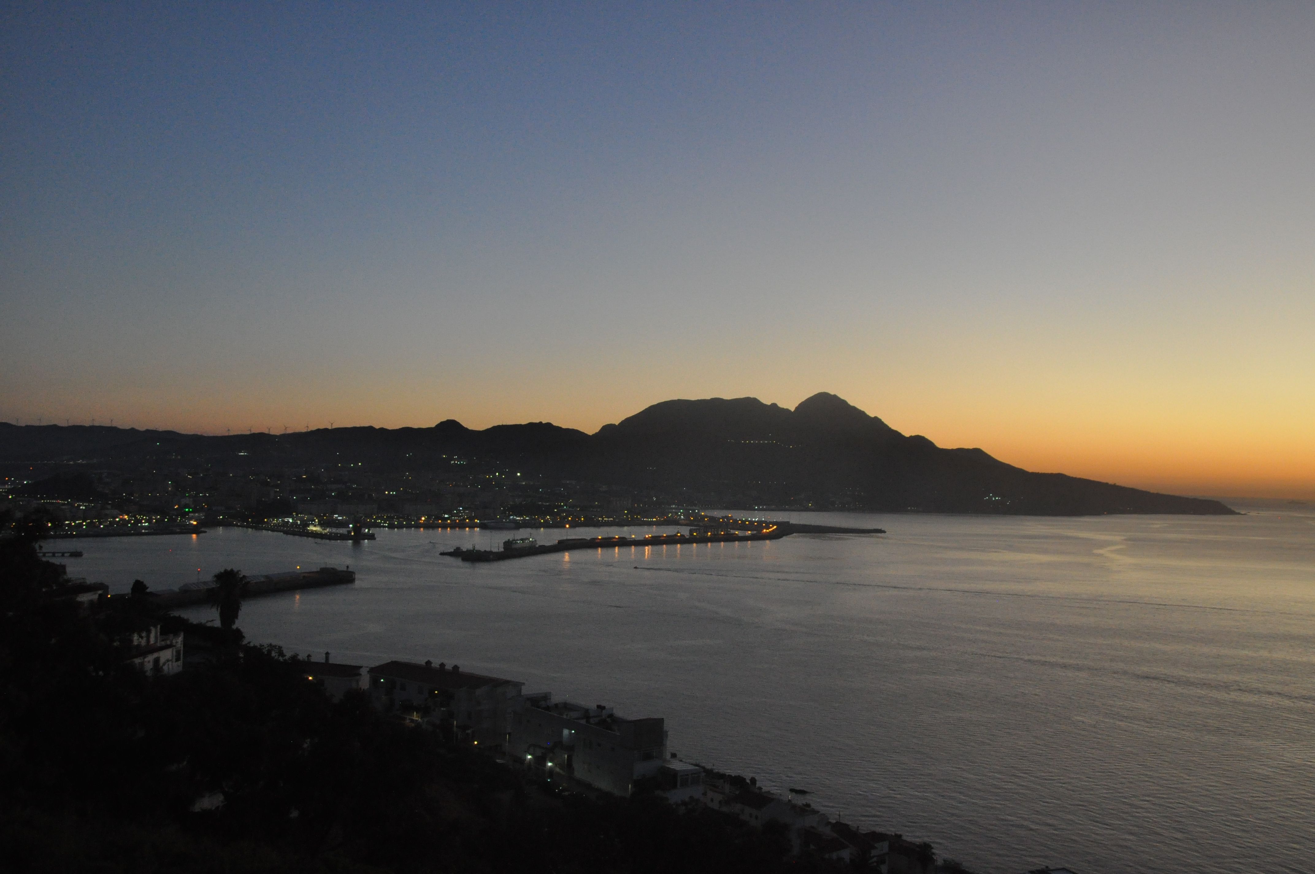 atardecer con Ceuta y mujer dormida al fondo