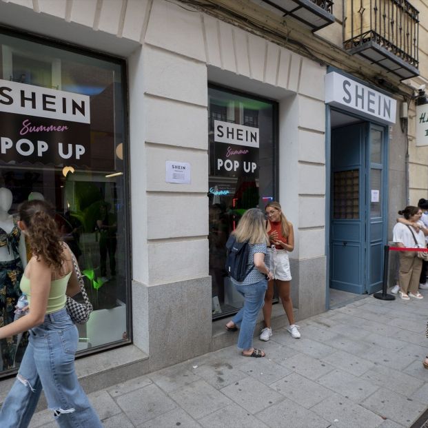 EuropaPress 4493796 varias personas observan instalaciones primera tienda fisica shein madrid EuropaPress 4493796 varias personas observan instalaciones primera tienda fisica shein madrid