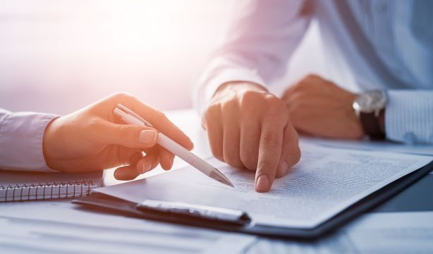 Los herederos que renuncien a una herencia a favor de un tercero seguirán pagando impuestos