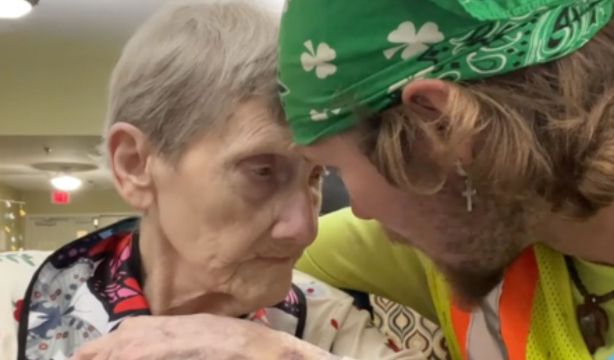 VÍDEO: Un joven ayuda a su abuela con alzhéimer a recordar cantando juntos (Chandler Durango)