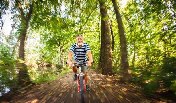 5 beneficios de montar en bicicleta, la afición de moda entre los sénior