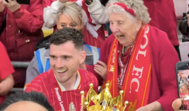 VÍDEO: Una mujer de 94 años celebra su cumpleaños en el estadio con los jugadores del Liverpool