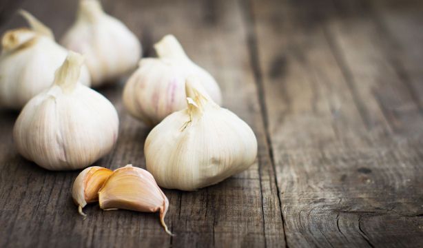 Un chef desvela el truco "para que no tengas que volver a picar ajos"