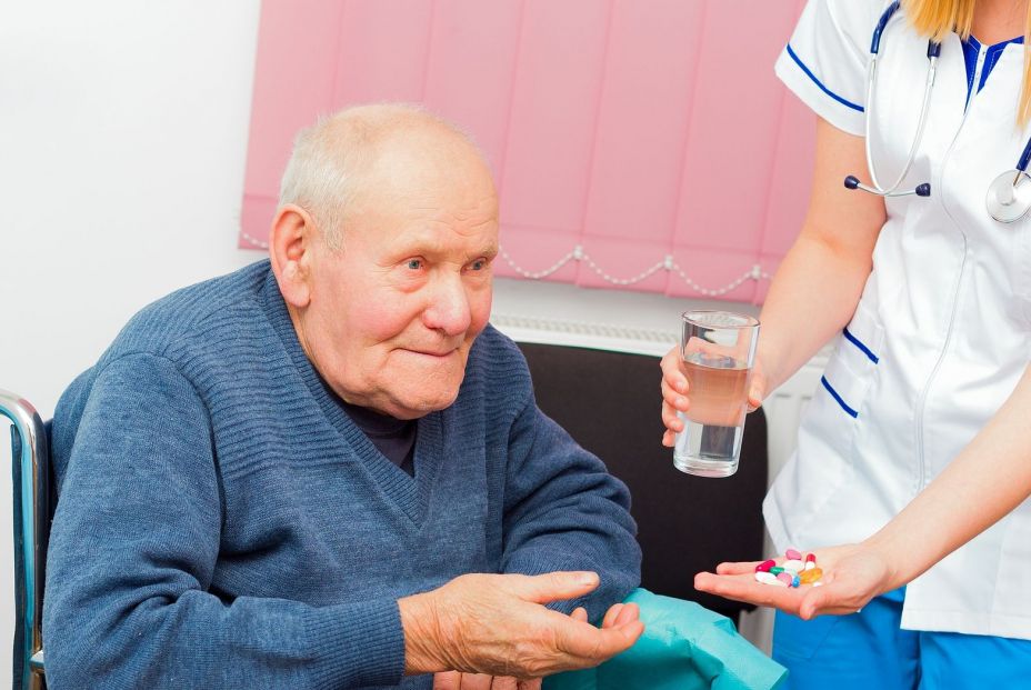 Un paciente con demencia es atendido por una enfermera. (Bigstock)
