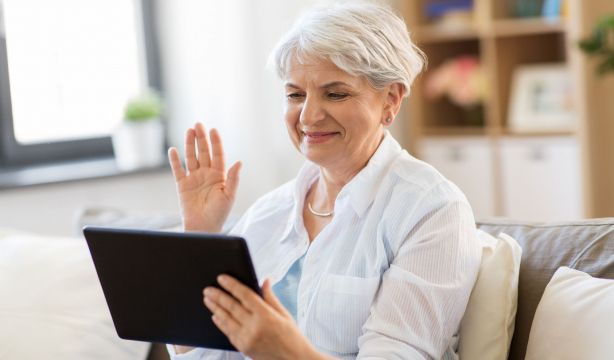 La Comunidad de Madrid repartirá tabletas de fácil manejo para prevenir la soledad en mayores (Bigstock)