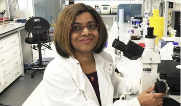  La Dra Shoba Amarnath en su laboratorio de la Universidad de Newcastle. (Foto cedida por la Universidad)