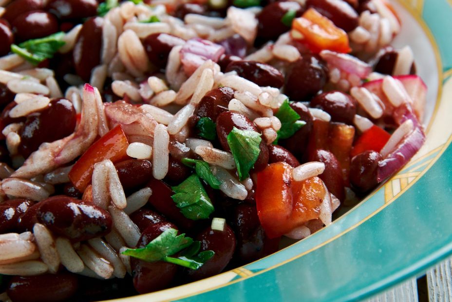 Una ensalada de arroz con frijoles negros. Bigstock 