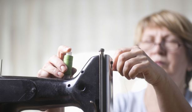 Llega una nueva edición de ‘Mayores de la costura’, con talleres de moda para los mayores de Málaga (Bigstock)