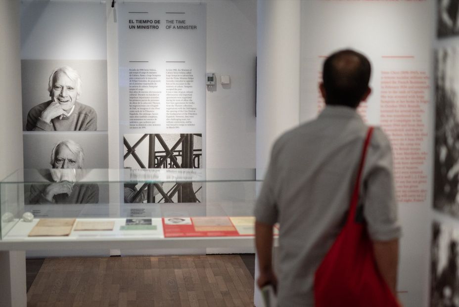 EuropaPress 6770959 persona ve piezas expuestas inauguracion exposicion jorge semprun largo EuropaPress 6770959 persona ve piezas expuestas inauguracion exposicion jorge semprun largo