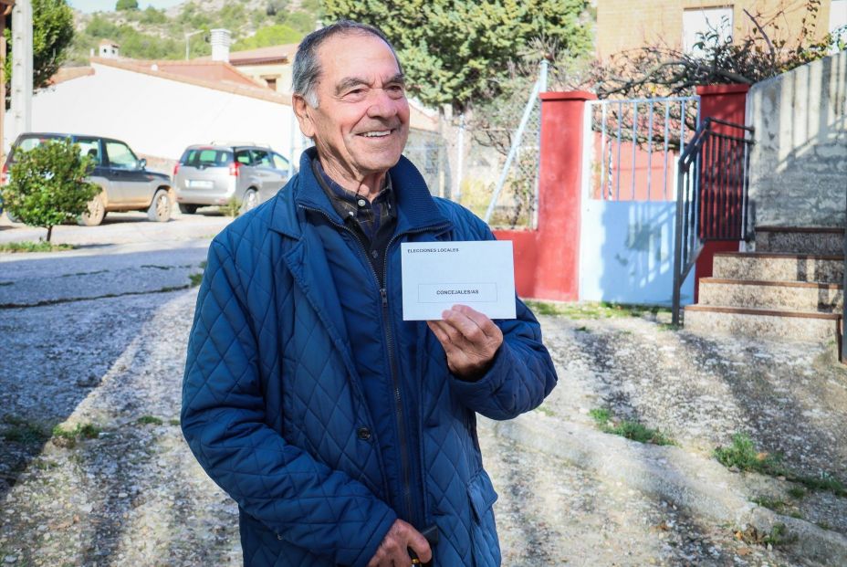 EuropaPress 5602121 hombre mayor edad municipio acude votar 26 noviembre 2023 ocentejo