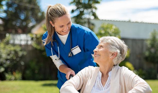 ¿Qué es un gerocultor y por qué son esenciales en las residencias de mayores?