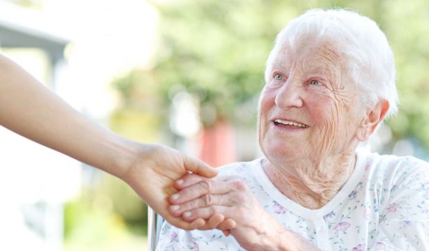 La Fundación Amigos de los Mayores lanza ‘El verano de Dominga’ para combatir la soledad en mayores (Bigstock)