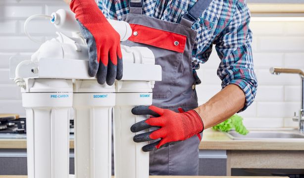 Investigan a tres sospechosos de estafar a mayores con filtros de agua "milagrosos"