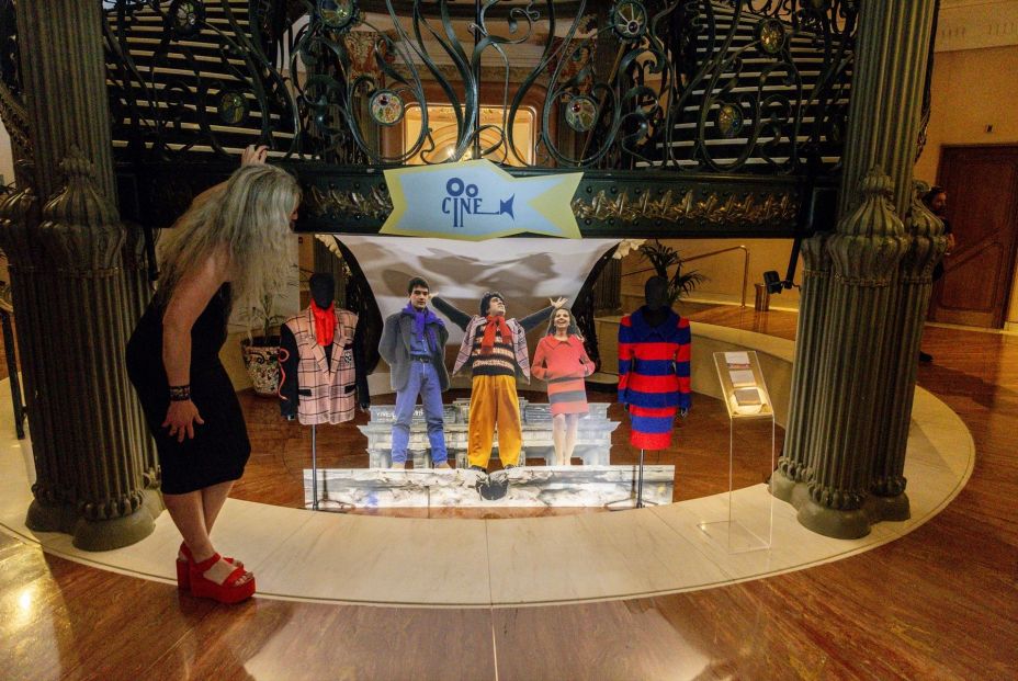 Entre chaquetas y pelucas de Alaska o Almodóvar: homeaje a la Movida Madrileña en una exposición