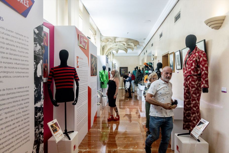 Entre chaquetas y pelucas de Alaska o Almodóvar: homeaje a la Movida Madrileña en una exposición