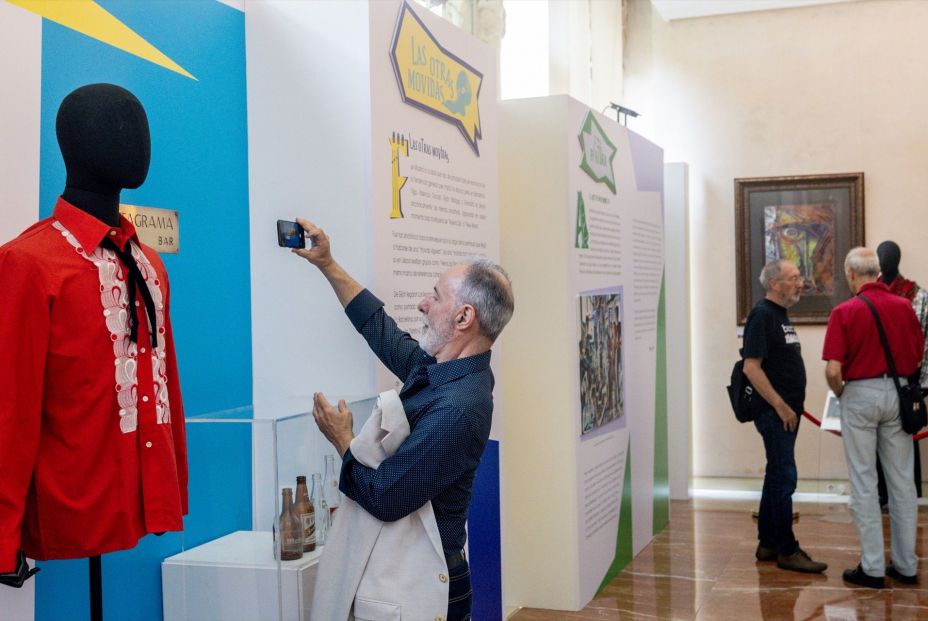 Entre chaquetas y pelucas de Alaska o Almodóvar: homeaje a la Movida Madrileña en una exposición