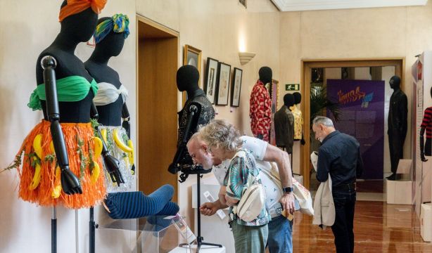 Entre chaquetas y pelucas de Alaska o Almodóvar: homeaje a la Movida Madrileña en una exposición