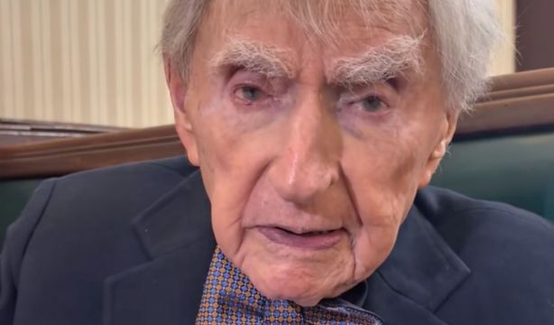 El médico más mayor del mundo: 102 años y estrella de TikTok