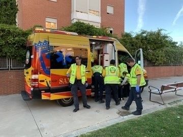 Una ambulancia del Samur Protección Civil atiende a un joven herido tras una reyerta en Carabanchel Una ambulancia del Samur Protección Civil atiende a un joven herido tras una reyerta en Carabanchel