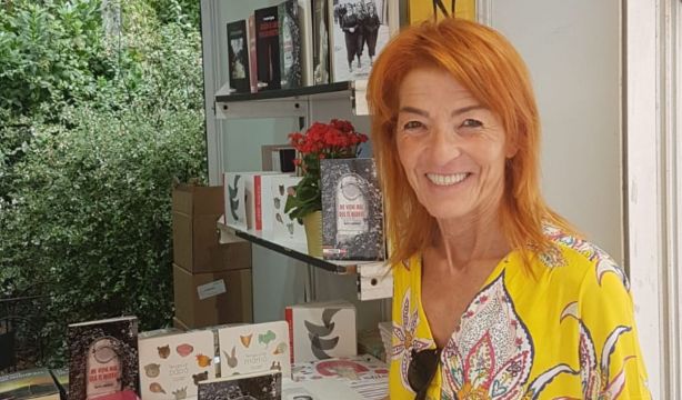 'Me viene mal que te mueras': libro de 14 relatos de la periodista Maite Cabrerizo, que firma en la Feria de Madrid 