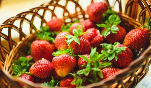Fresas más allá del postre: receta de albóndigas de caza con fresitas de Aranjuez y un cóctel