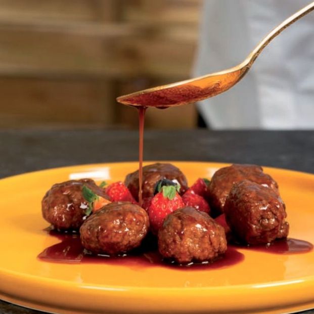 Fresas más allá del postre: receta de albóndigas de caza con fresas de Aranjuez y un cóctel con fruta