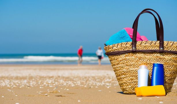 Trucos imprescindibles para disfrutar de la playa al máximo sin que te moleste la arena (Bigstock)