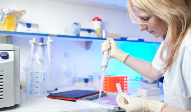 Resultados prometedores de la terapa génica en alzhéimer para preservar la función cognitiva. (Bigstock)