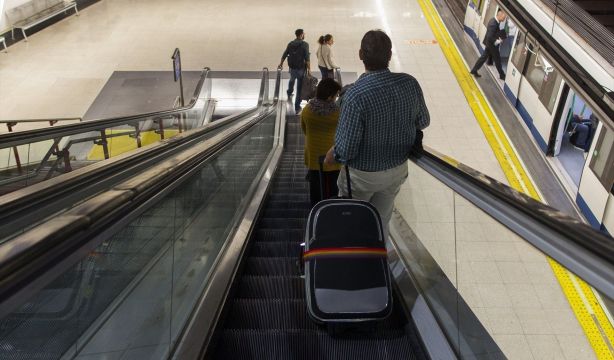 Metro de Madrid advierte del peligro de las escaleras mecánicas: "Extrema la precaución"