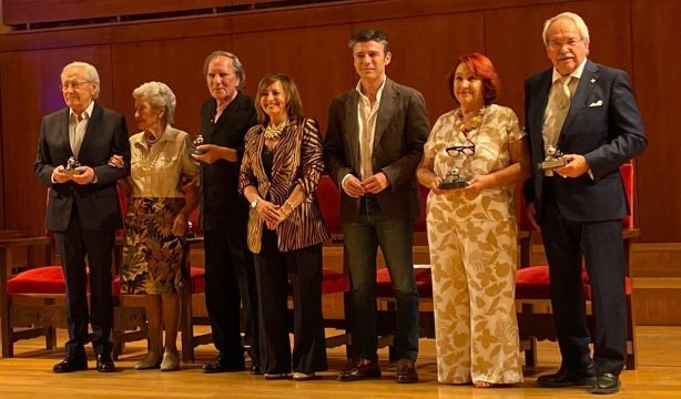 Fernando Ónega, premiado en Granada por su compromiso con la visibilización de las personas mayores