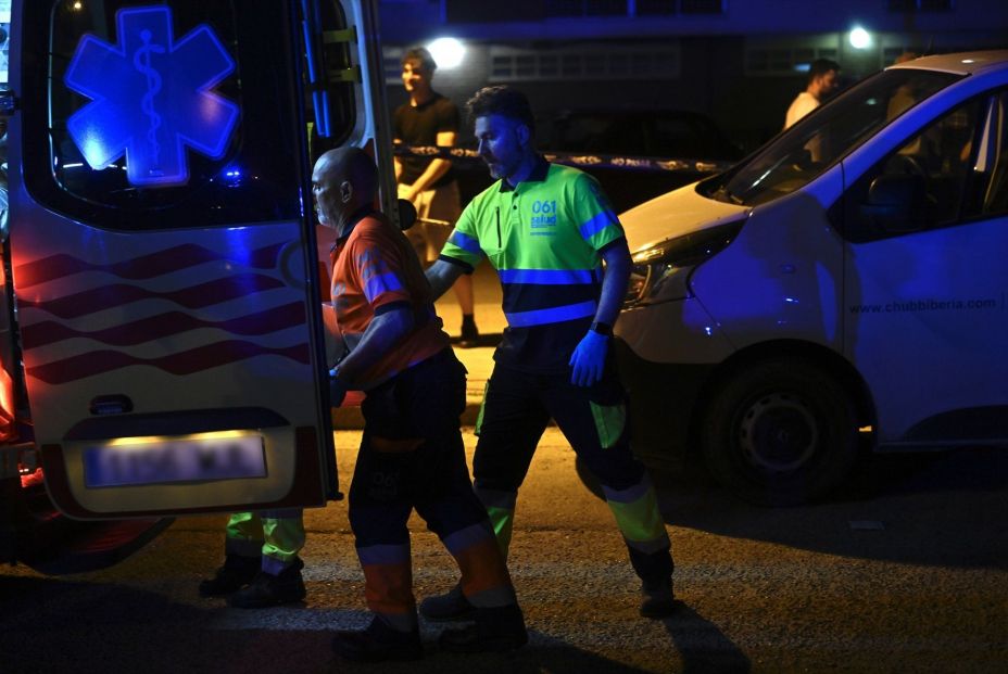 EuropaPress 6780473 varios servicios emergencias trabajan exterior residencia calle salvador EuropaPress 6780473 varios servicios emergencias trabajan exterior residencia calle salvador