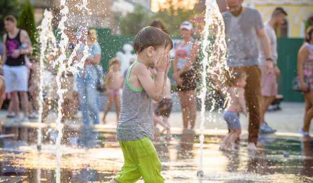 Niño refrescándose frente al calor