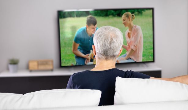 Los mayores de 65 años, invisibles en la televisión catalana: apenas tienen espacio en la pantalla