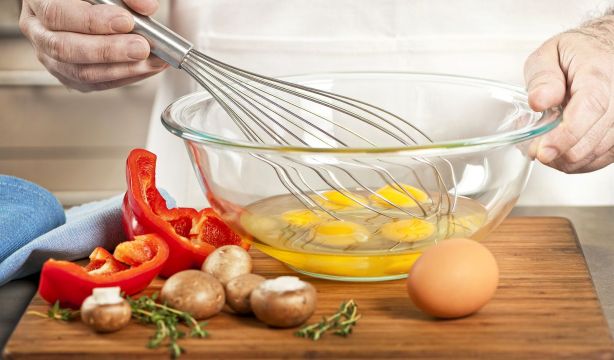 El truco de José Andrés para hacer "la mejor tortilla de la historia" en solo 45 segundos