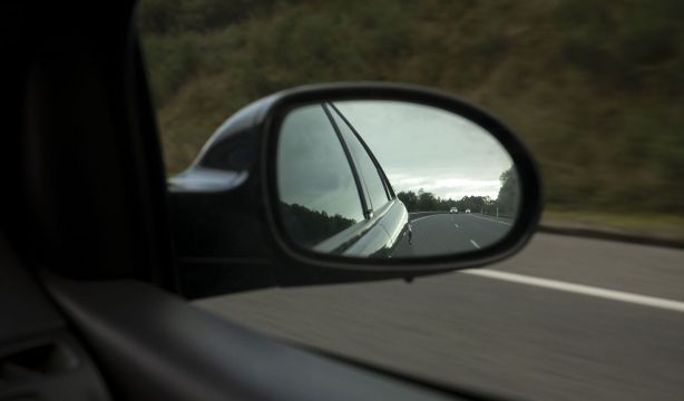 ¿Por qué hay coches con bolsas en los retrovisores?