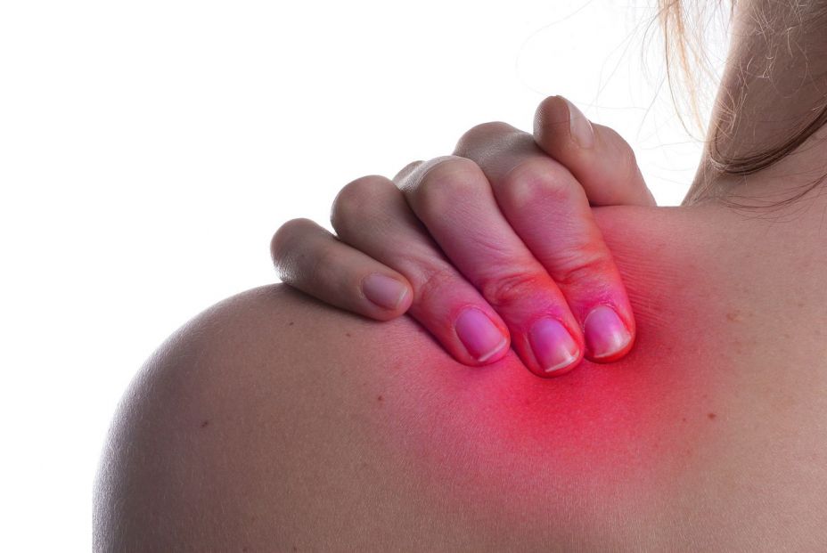 Una mujer quejándose de dolor de cuello. (Bigstock) Una mujer quejándose de dolor de cuello. (Bigstock)