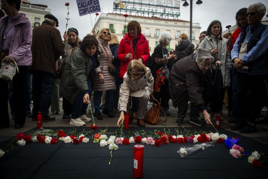 EuropaPress 6361437 varias personas participan ofrenda floral manifestacion marea residencias