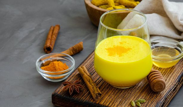 ¿Qué es la leche dorada? Conoce todos los beneficios que tiene para la salud