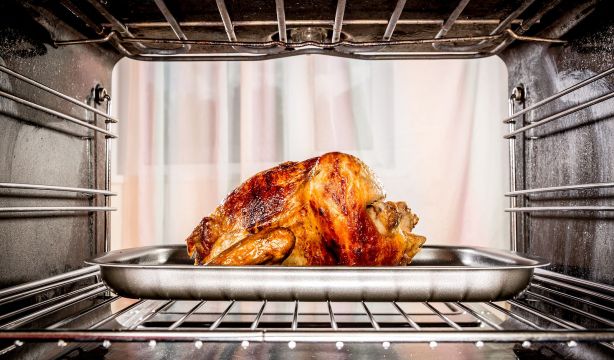 El truco de un carnicero para cocinar pollo al horno y que salga súper jugoso