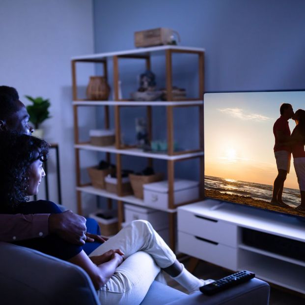 Viendo la televisión de noche Viendo la televisión de noche