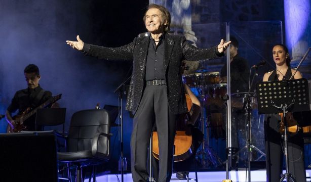 Raphael regresa a los escenarios en una noche de "escándalo" en Mérida