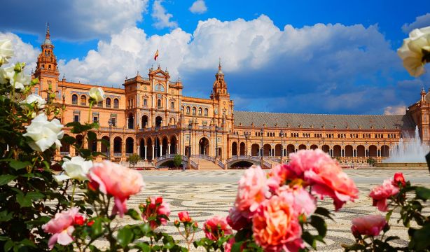 Música, luces y gastronomía en la Plaza de España de Sevilla